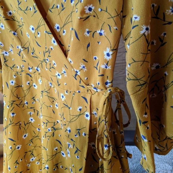NWOT Floral Wrap Dress - Picture 4 of 6